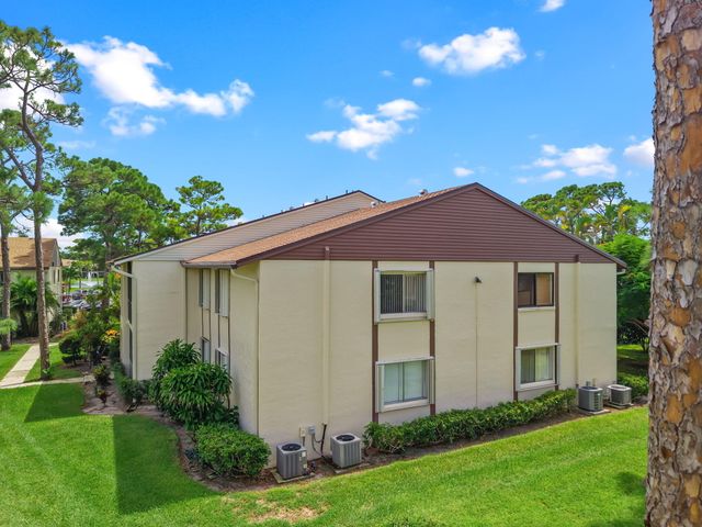 324 KNOTTY PINE Circle B-2, Greenacres, FL 33463