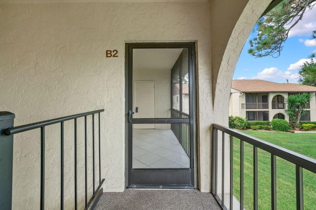 324 KNOTTY PINE Circle B-2, Greenacres, FL 33463