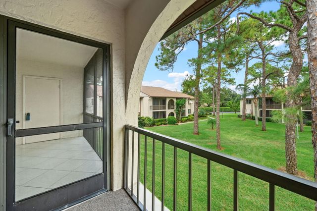 324 KNOTTY PINE Circle B-2, Greenacres, FL 33463