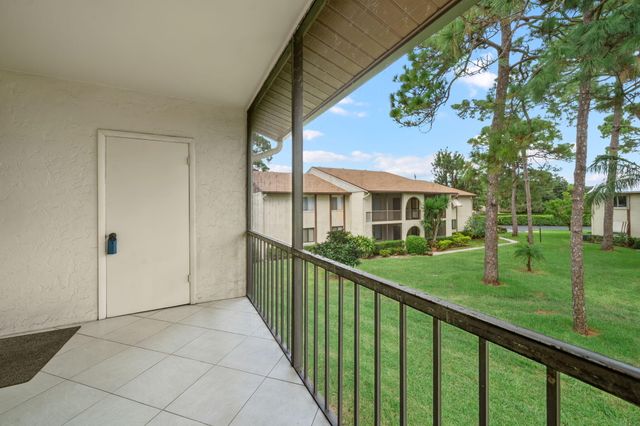 324 KNOTTY PINE Circle B-2, Greenacres, FL 33463