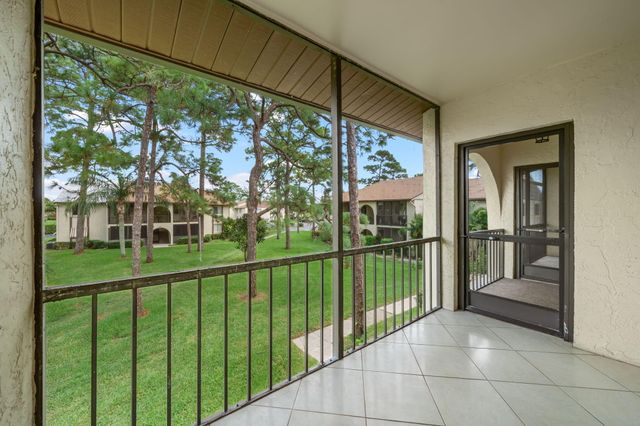 324 KNOTTY PINE Circle B-2, Greenacres, FL 33463