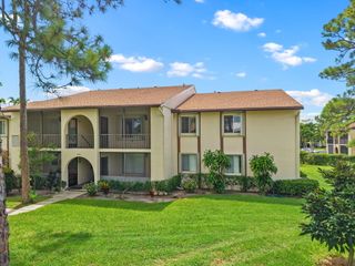 324 KNOTTY PINE Circle B-2, Greenacres, FL 33463