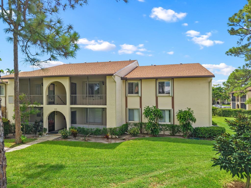 324 KNOTTY PINE Circle B-2, Greenacres, FL 33463
