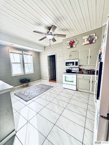 1813 Oak Street, Omaha, NE 68108