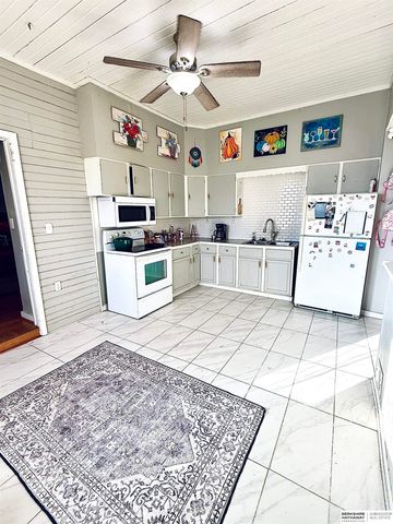 1813 Oak Street, Omaha, NE 68108