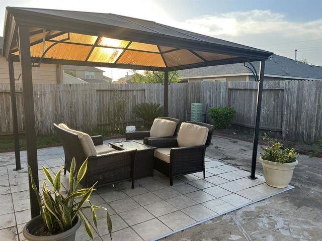 228 Shoshone Ridge Drive, La Marque, TX 77568