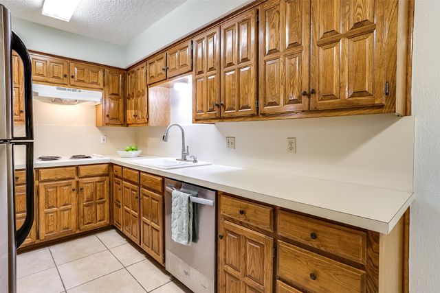 6517 OAK FOREST Court, Fort Worth, TX 76112