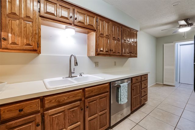 6517 OAK FOREST Court, Fort Worth, TX 76112