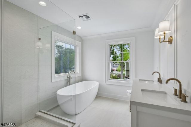 4 Shadylawn Dr, Madison Boro, NJ 07940