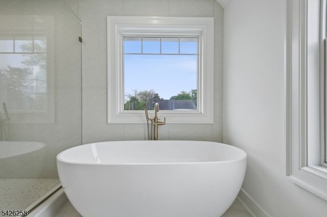 4 Shadylawn Dr, Madison Boro, NJ 07940