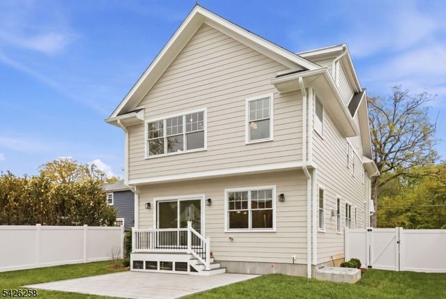 4 Shadylawn Dr, Madison Boro, NJ 07940