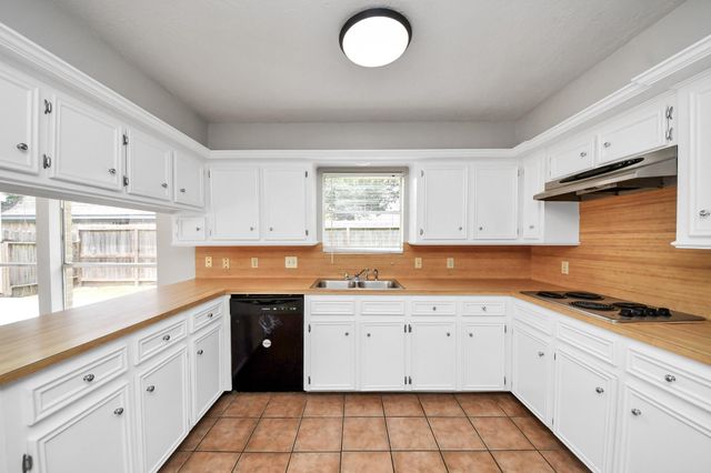 2219 Valley Manor Drive, Missouri City, TX 77489