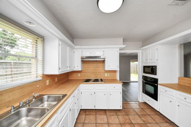 2219 Valley Manor Drive, Missouri City, TX 77489