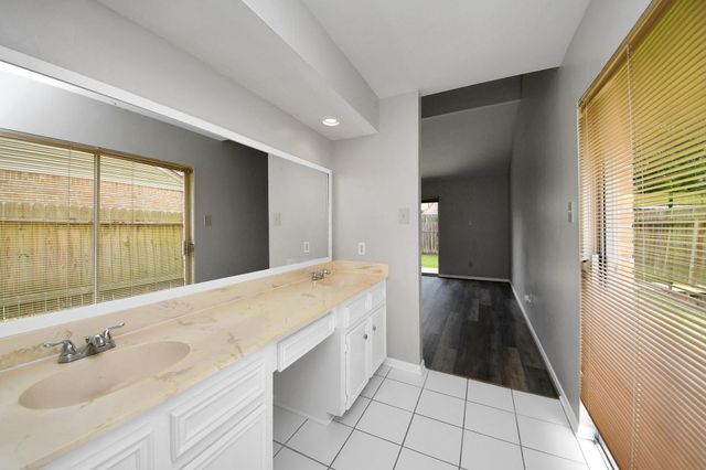 2219 Valley Manor Drive, Missouri City, TX 77489