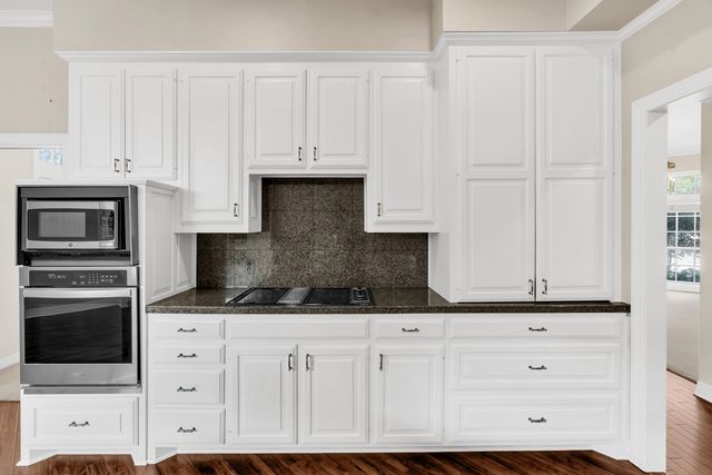 300 Tealwood Dr., Longview, TX 75605