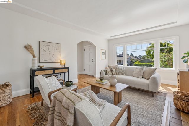 214 Mandalay Rd, Oakland, CA 94618