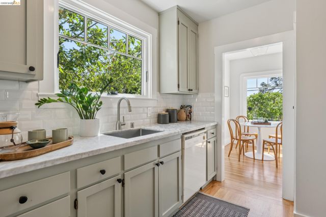 214 Mandalay Rd, Oakland, CA 94618