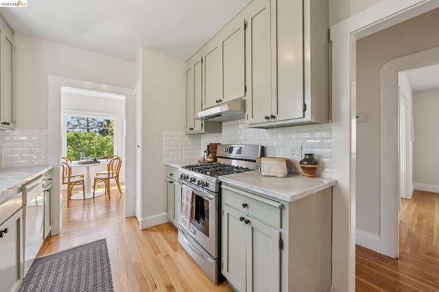 214 Mandalay Rd, Oakland, CA 94618