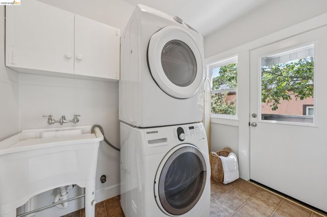 214 Mandalay Rd, Oakland, CA 94618