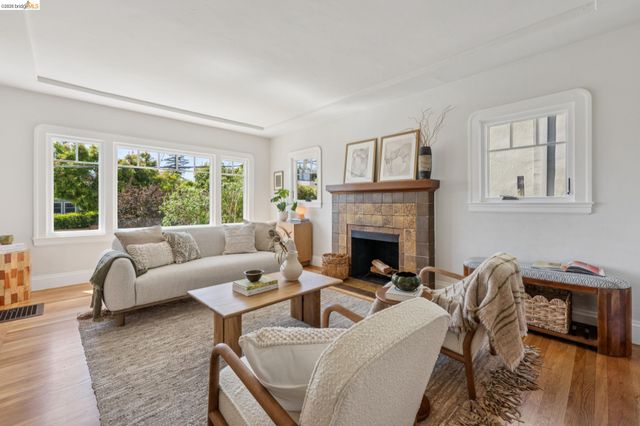 214 Mandalay Rd, Oakland, CA 94618
