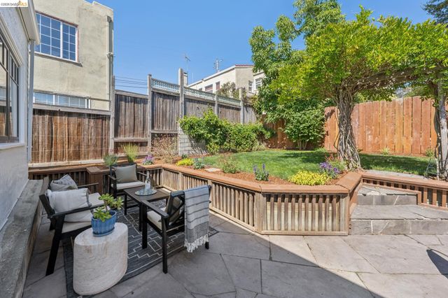 214 Mandalay Rd, Oakland, CA 94618