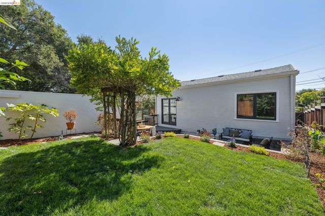 214 Mandalay Rd, Oakland, CA 94618