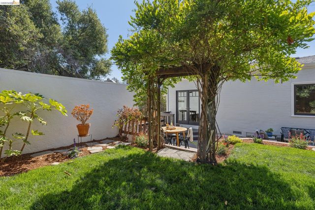 214 Mandalay Rd, Oakland, CA 94618