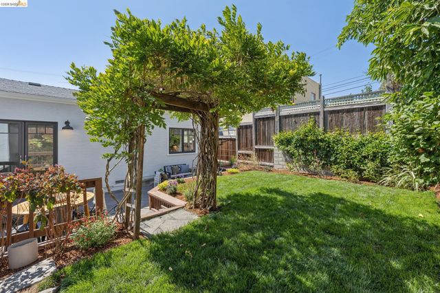 214 Mandalay Rd, Oakland, CA 94618