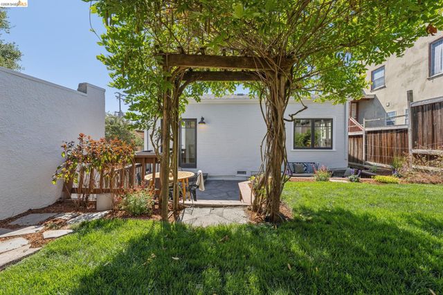 214 Mandalay Rd, Oakland, CA 94618