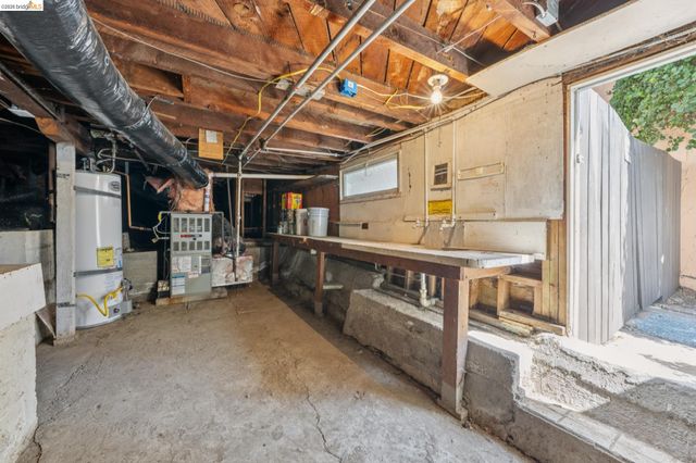 214 Mandalay Rd, Oakland, CA 94618