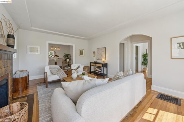214 Mandalay Rd, Oakland, CA 94618