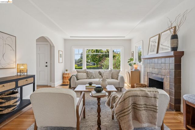 214 Mandalay Rd, Oakland, CA 94618