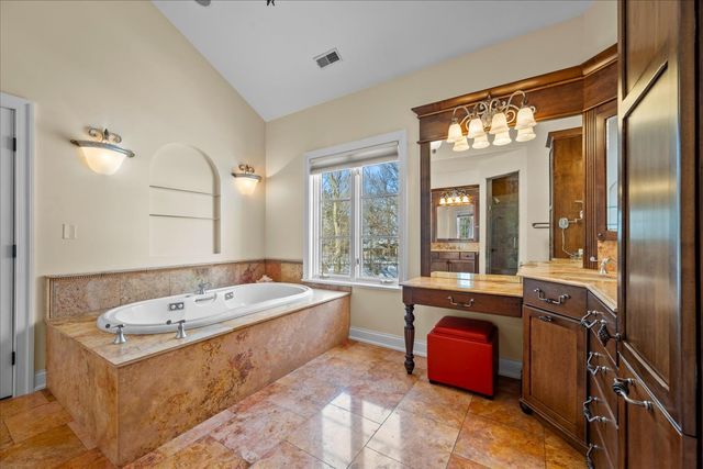 697 Bluff Road, Lake Bluff, IL 60044