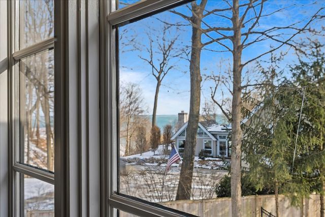 697 Bluff Road, Lake Bluff, IL 60044