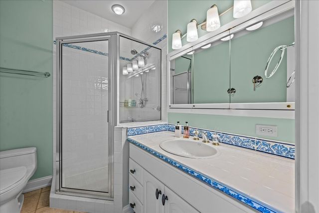 697 Bluff Road, Lake Bluff, IL 60044