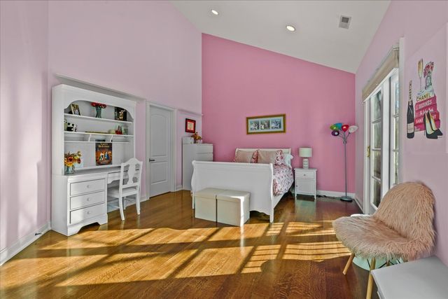 697 Bluff Road, Lake Bluff, IL 60044