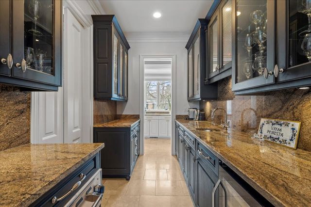 697 Bluff Road, Lake Bluff, IL 60044