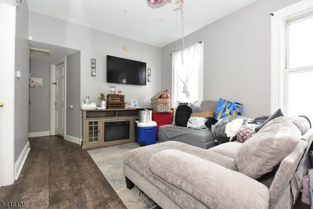 301 Burhans Ave, Haledon Boro, NJ 07508