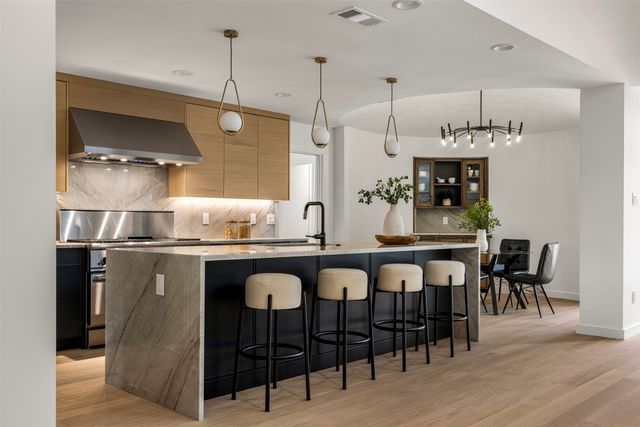 8825 Vista Oaks Circle, Dallas, TX 75243