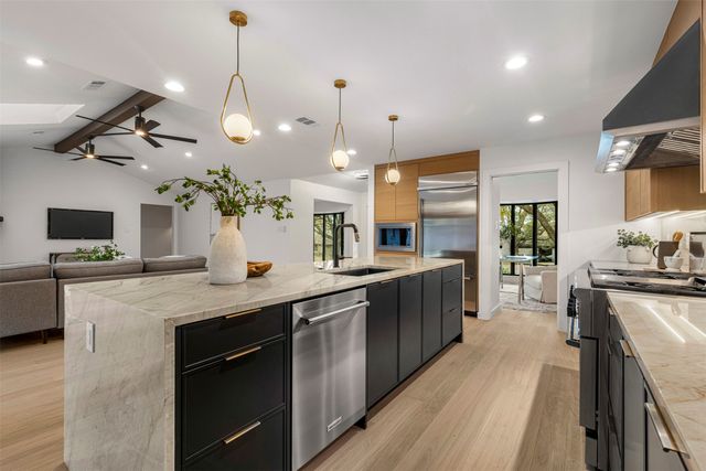 8825 Vista Oaks Circle, Dallas, TX 75243