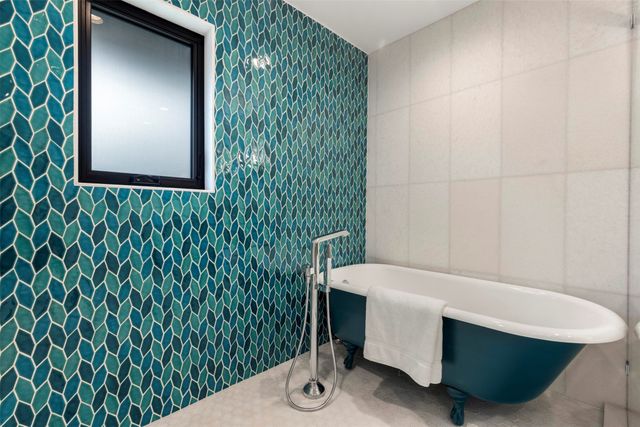 8825 Vista Oaks Circle, Dallas, TX 75243