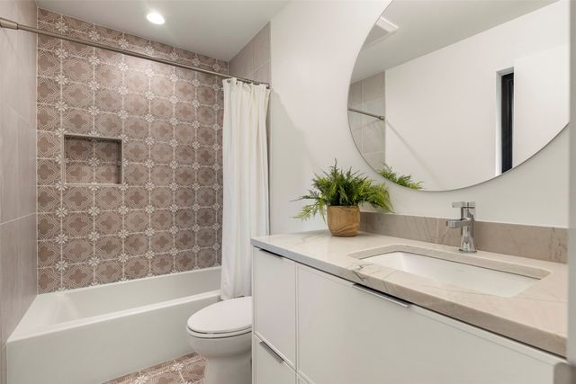 8825 Vista Oaks Circle, Dallas, TX 75243