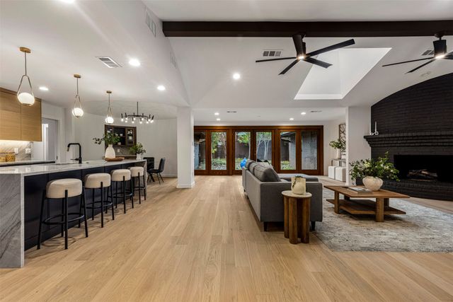 8825 Vista Oaks Circle, Dallas, TX 75243