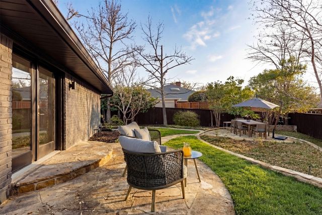 8825 Vista Oaks Circle, Dallas, TX 75243