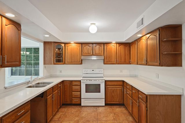 174 Hemlock Dr, Lodi, CA 95240
