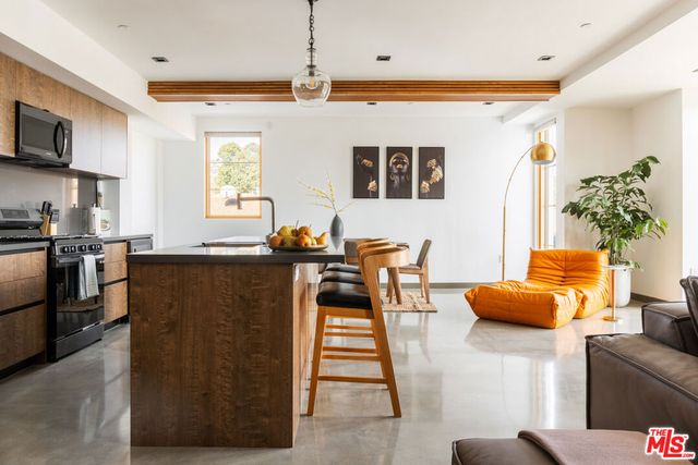 547 N Sweetzer Avenue 202, West Hollywood, CA 90048