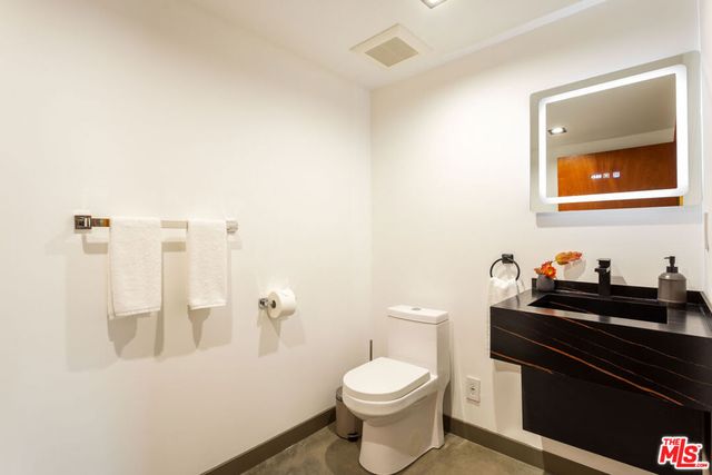 547 N Sweetzer Avenue 202, West Hollywood, CA 90048