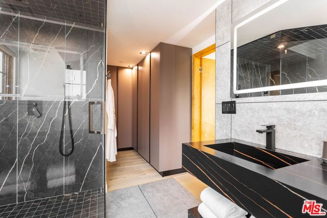 547 N Sweetzer Avenue 202, West Hollywood, CA 90048