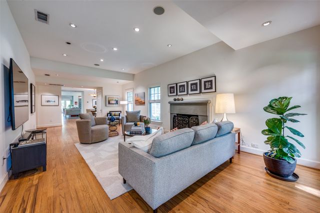 1580 STEMMONS Avenue, Dallas, TX 75208