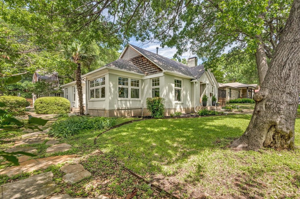 1580 STEMMONS Avenue, Dallas, TX 75208